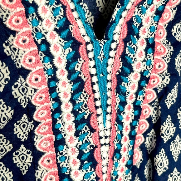 Talbots Women’s Embroidered Geometric Top size S. 3/4 sleeve, V neck, Boho. - Picture 2 of 6